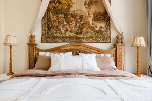 Quarto casal luxo | Roupas de cama premium, edredons de pluma, frigobar, escrivaninha