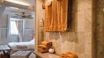 Standaard kamer | Luxe beddengoed, donzen dekbedden, een minibar, een bureau