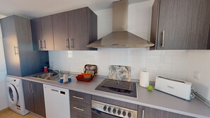 Kühlschrank, Mikrowelle, Ofen, Geschirrspüler