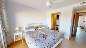 2 chambres, fer et planche à repasser, Wi-Fi gratuit, draps fournis