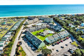 Overlooking the ocean and beach, this hotel offers a central courtyard with a swimming pool surrounded by lush greenery.