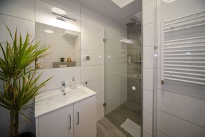 Comfort Apartment | Bathroom
