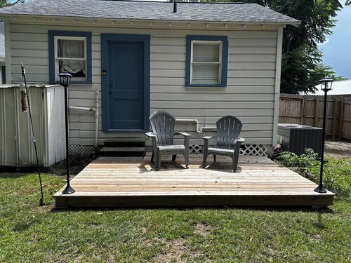 Cute cottage-historic district-hot tub
