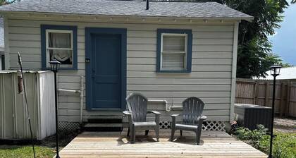 Cute cottage-historic district-hot tub
