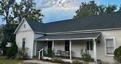 Cute cottage-historic district-hot tub