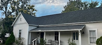 Cute cottage-historic district-hot tub