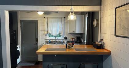 Cute Cottage with Hot Tub-Historic District