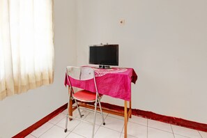 Standard Double Room | Desk, free WiFi, bed sheets - Hotel O Asta Guesthouse (Pakem)
