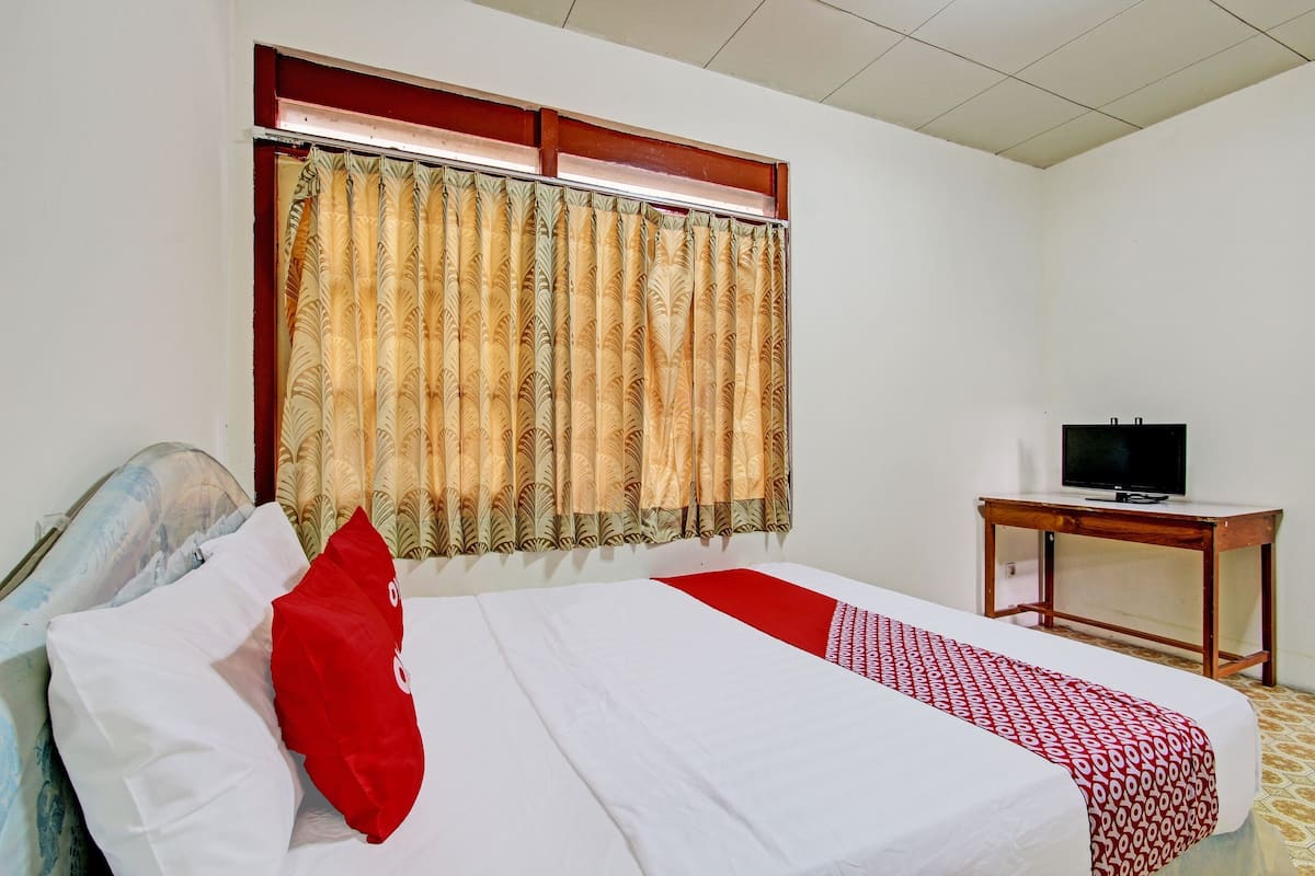 Economy Double Room | Desk, free WiFi, bed sheets