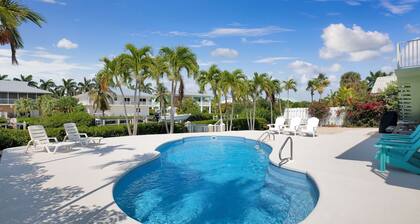 2 story home w/ 7 bedrooms,4 baths, private pool, 60ft of dockage, ample parking