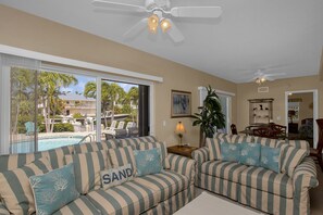 TV - 2 story home w/ 7 bedrooms,4 baths, private pool, 60ft of dockage, ample parking (Key Colony Beach)