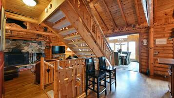 House, 4 Bedrooms | Dining