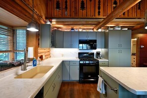 House, 4 Bedrooms | Private kitchen | Fridge, oven, coffee/tea maker, toaster