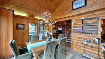 House, 4 Bedrooms | Dining