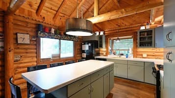 House, 4 Bedrooms | Private kitchen | Fridge, oven, coffee/tea maker, toaster