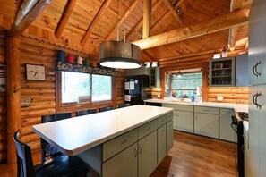 House, 4 Bedrooms | Private kitchen | Fridge, oven, coffee/tea maker, toaster