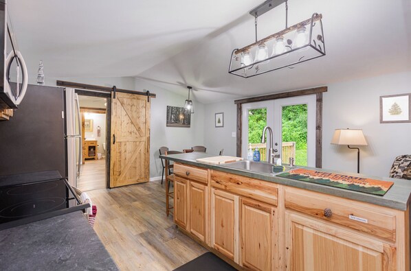 Fridge, microwave, oven, stovetop - Grey Pines at Hocking Vacations (Washington Township)