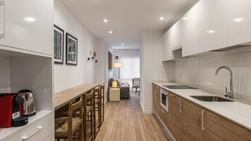 Frigorífico, microondas, horno y lavavajillas