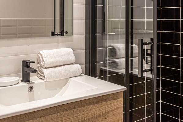 Shower, hair dryer, towels - Waou Best III Madrid Rio (Madrid)