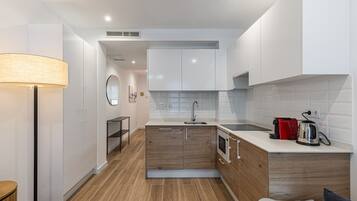 Frigorífico, microondas, horno y lavavajillas