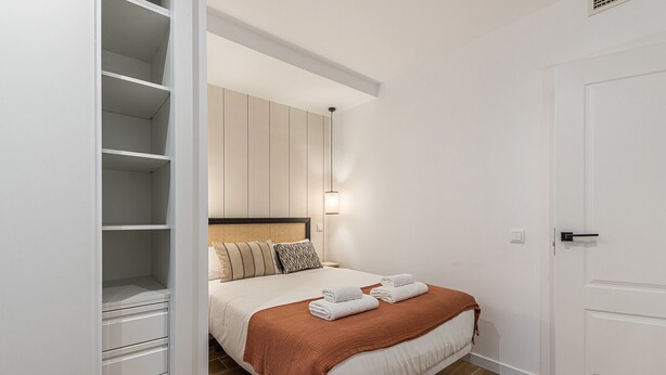 A bedroom with a bed, a wardrobe, and a door. - Waou Best IV Madrid Rio (Madrid)