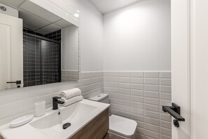 Douche, sĂšche-cheveux, serviettes fournies
