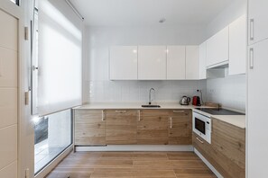 Jääkaappi, mikroaaltouuni, uuni, astianpesukone