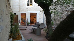 Outdoor dining - la Maison des Petits Papes (Avignon)