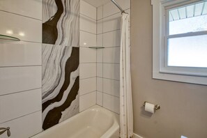 Een douche, een haardroger, handdoeken