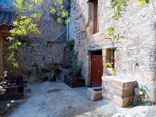Maison de Ville Rénovée Avec Cour, au Cœur de la Bastide de Domme