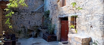 Maison de Ville Rénovée Avec Cour, au Cœur de la Bastide de Domme