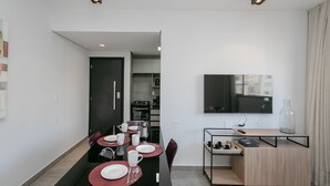 Apartment | Private kitchen | Fridge, microwave, cookware/dishes/utensils - Moderno apartamento 2 quartos (Belo Horizonte)