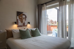 6 slaapkamers, een bureau, een strijkplank/strijkijzer, reisbedje