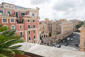 Vista de una calle con edificios, una iglesia y una palmera.