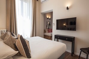 6 slaapkamers, een bureau, een strijkplank/strijkijzer, reisbedje