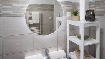 Een douche, een haardroger, handdoeken, zeep