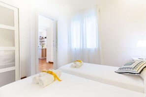 2 bedrooms, travel crib