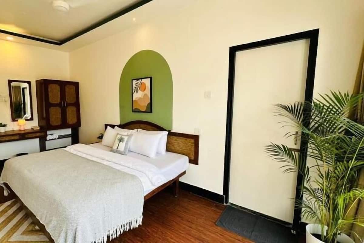 Premium bedding, desk, free WiFi, bed sheets