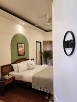 Camera Standard | Biancheria da letto di alta qualità, una scrivania, Wi-Fi gratuito