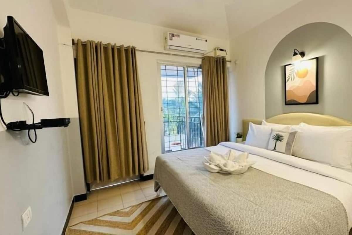 Premium bedding, desk, free WiFi, bed sheets