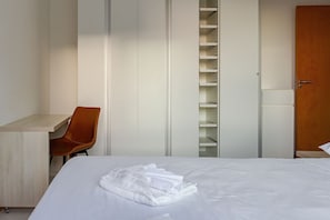 Apartamento | 2 quartos, escrivaninha, ferros/tábuas de passar roupa