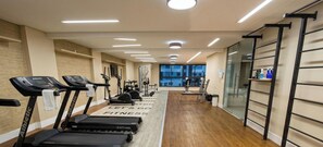 A gym with treadmills, weight machines, and a mirrored wall. - Club Vista Mar Pertinho do Beto Carrero (Penha)