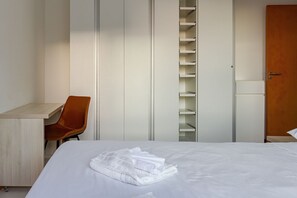 2 habitaciones, escritorio, tabla de planchar con plancha y wifi gratis 