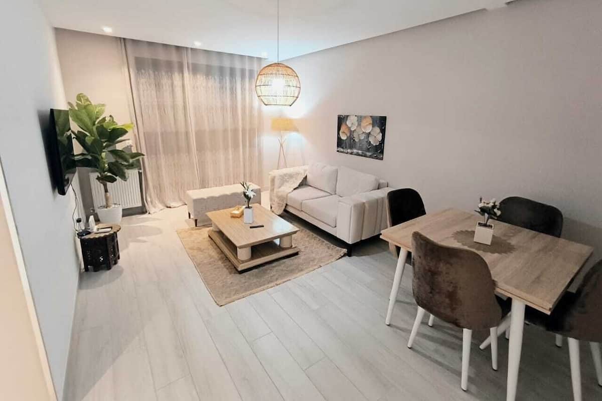 Grand Apartment | 2 bilik tidur, seterika/papan seterika, Wi-fi percuma, cadar katil