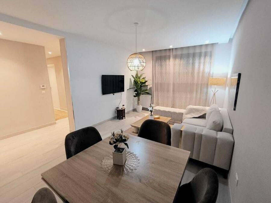 Apartamento Grand | Zona de estar | Una televisión LED, Netflix, Hulu, servicios de streaming