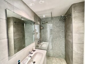 豪華公寓 | 浴室 | 淋浴設備、風筒、提供毛巾