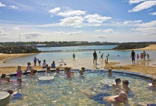 Modern, 2-bedroom apartment 15min walk from downtown Reykjavik. Free parking.