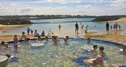 Modern, 2-bedroom apartment 15min walk from downtown Reykjavik. Free parking.