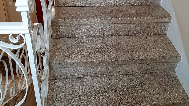 A staircase with a white metal railing and a red wall. - 2 bedroom private vacation home in Fresonara (Fresonara)