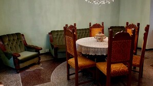 A dining room with a round table, upholstered chairs, and a chandelier. - 2 bedroom private vacation home in Fresonara (Fresonara)